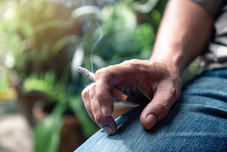 Photo hand holding cigarette