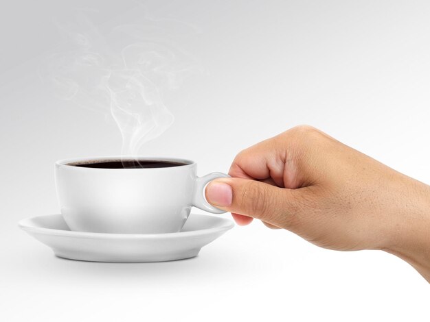 Tazza di caffè della tenuta della mano su fondo bianco