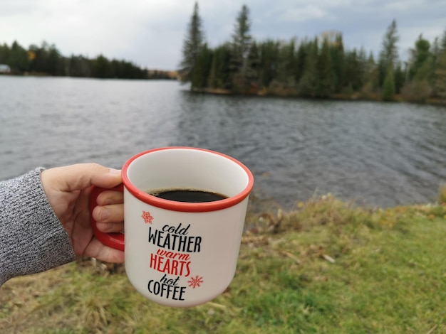 Foto la mano che tiene la tazza di caffè con il tè