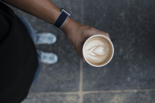 Photo hand holding coffee cup