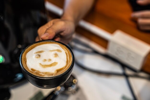 写真 コーヒーカップを手で握る