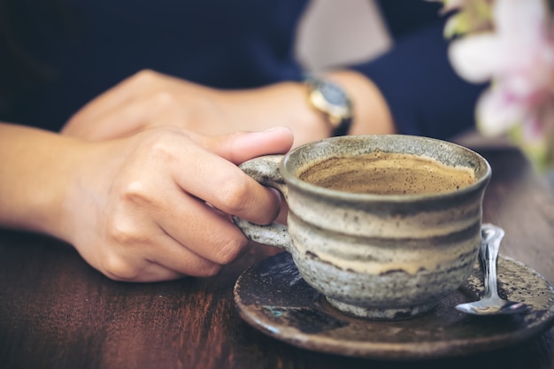 手に持つコーヒーカップ