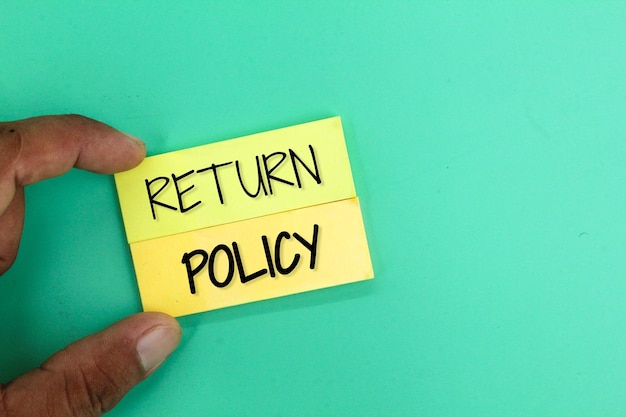 Photo hand holding colored paper with the word return policy policy concept