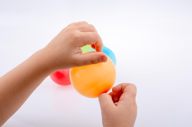 Photo hand holding a colorful small balloon in hand