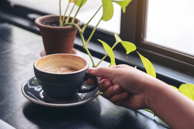 一杯のコーヒーを持っている手