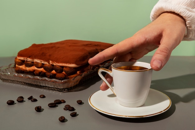 Foto mano che tiene una deliziosa tazza di caffè