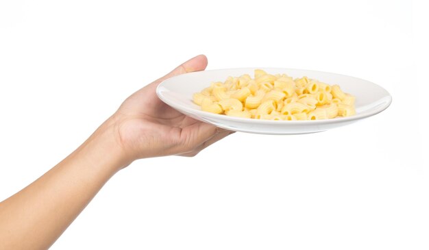 白い背景で隔離のパスタ皿を持っている手