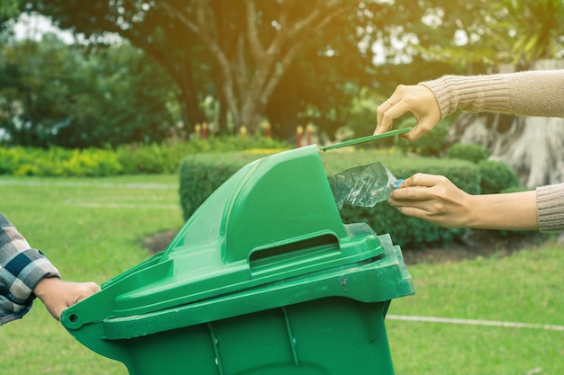 Photo hand holding dustbin