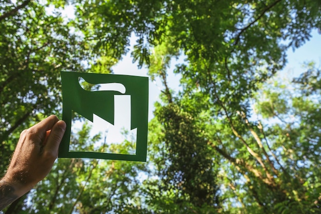 Foto mano che tiene il simbolo vivente verde ecologico