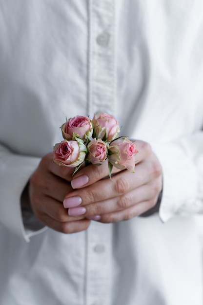 Photo hand holding elegant flower