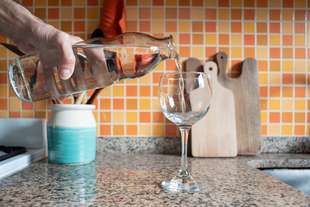 Photo hand holding a glass of water