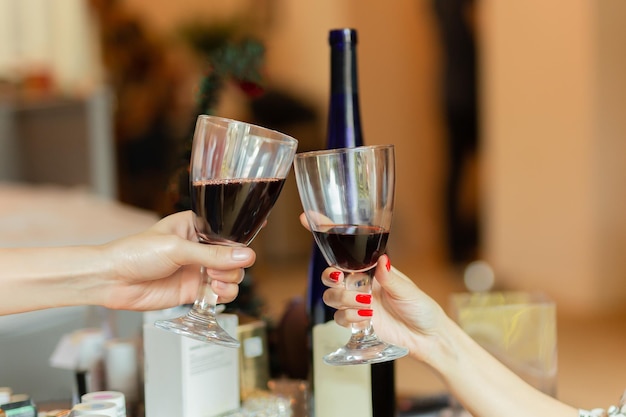 Foto con i bicchieri di vino rosso in mano per festeggiare