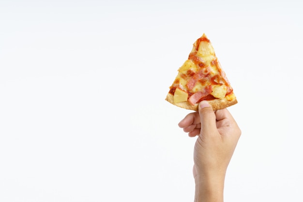 Photo hand holding hawaiian pizza