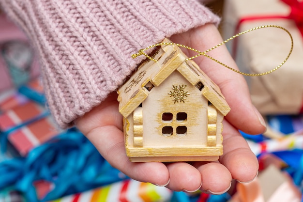 손을 잡고 집 집 크리스마스 트리 장식 모피 가문비 나무 크리스마스 장난감.