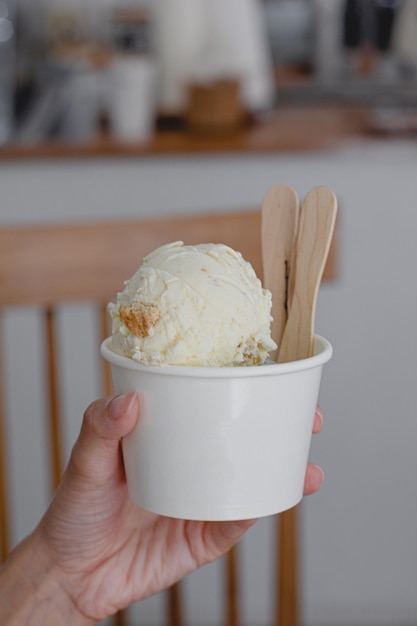 Foto un cono di gelato in mano