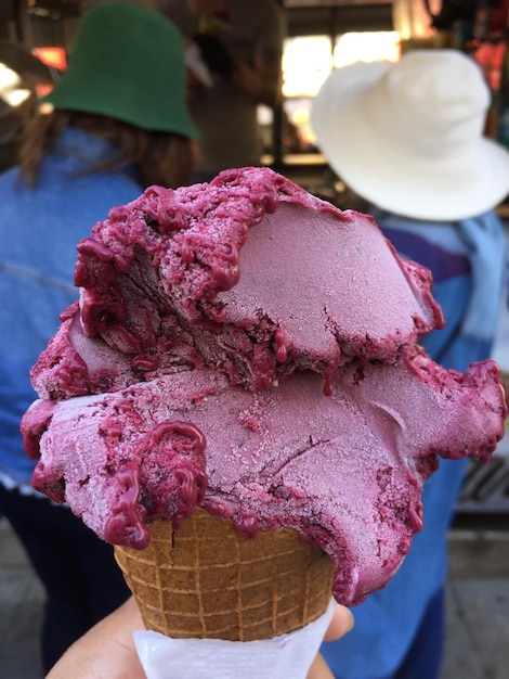 Photo hand holding ice cream cone