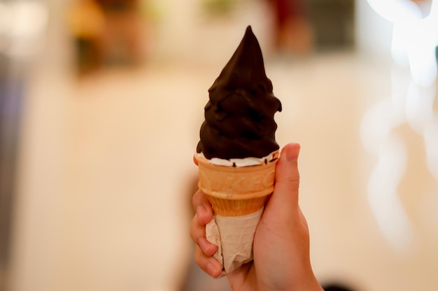 Foto un cono di gelato in mano