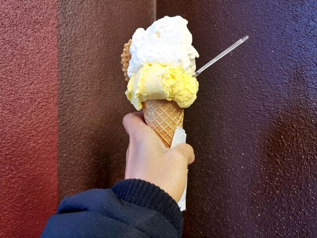 Photo hand holding ice cream cone