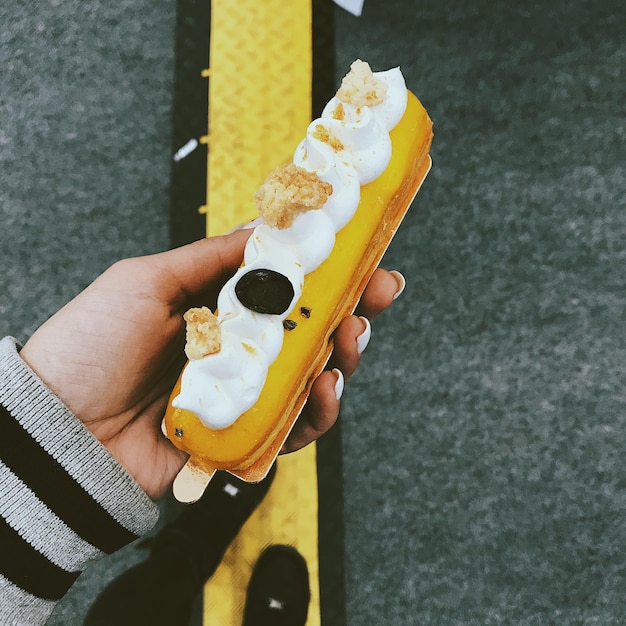 Photo hand holding ice cream cone