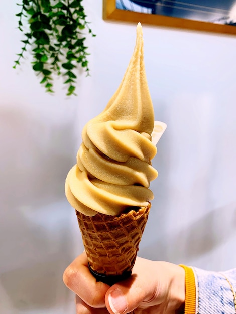 Photo hand holding ice cream cone