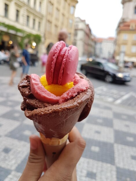 Foto un cono di gelato in mano