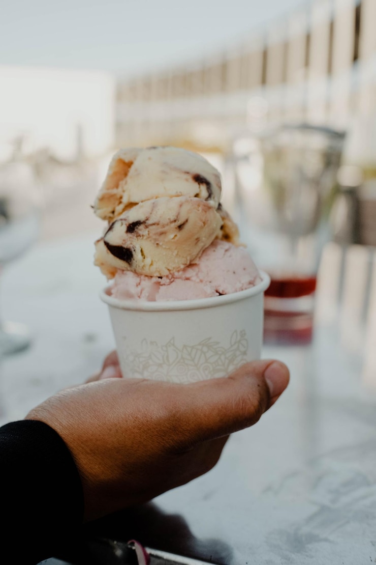 Photo hand holding ice cream cone