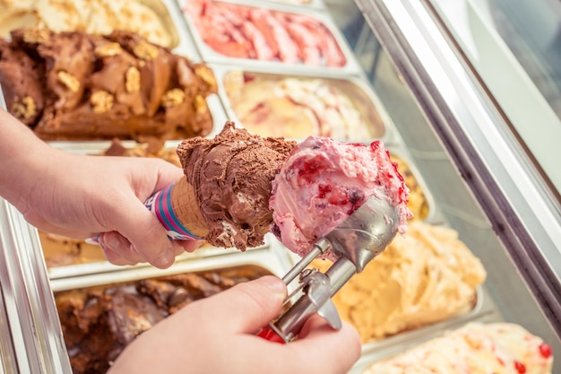 Photo hand holding ice cream