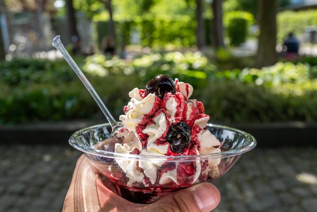 Photo hand holding ice cream