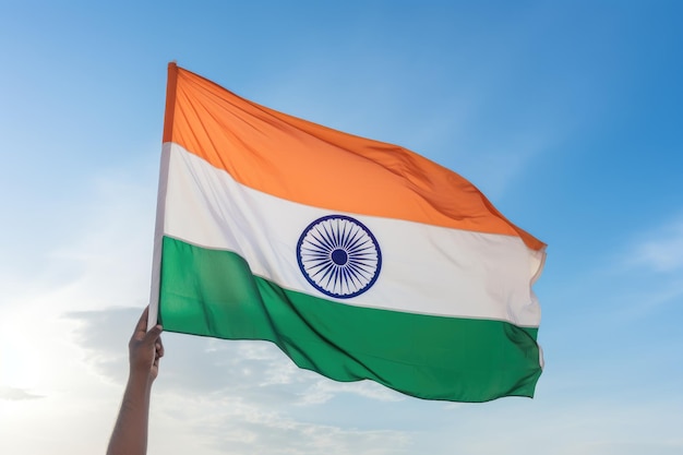 青空の背景にインドの国旗を持つ手 独立記念日のコンセプト AI が生成した青空の背景にインドの国旗を持つ男の手をクローズ アップ