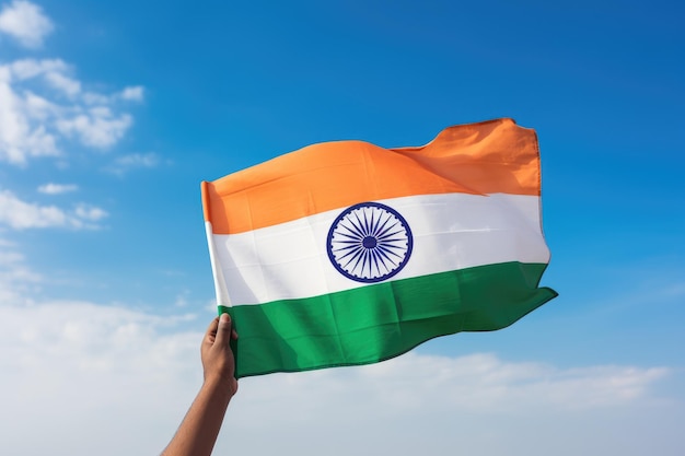рука держит флаг Индии на фоне голубого неба концепция Дня независимости Крупный план мужчина держит флаг Индии на фоне голубого неба Сгенерировано AI