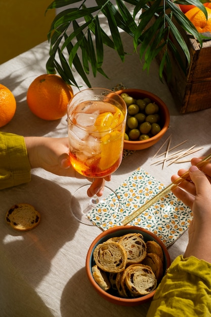 Photo hand holding italian cocktail still life