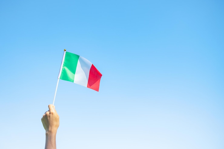 Photo 自然の背景にイタリア国旗を持っている手ナショナルデー共和国記念日フェスタデッラ共和国記念日と幸せなお祝いの概念