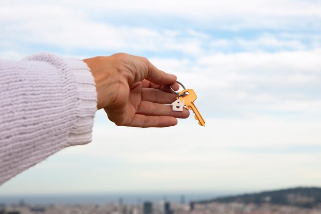 Photo hand holding key outdoors