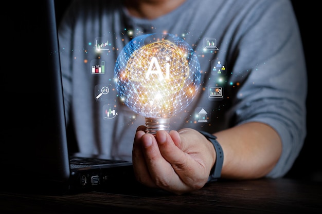 Foto mano che tiene la lampadina con l'icona della tecnologia del computer portatile ai del testo e la tecnologia internet globale