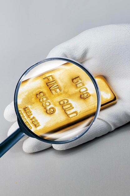 Фото Ручная лупа с золотым стержнем финансовая концепция