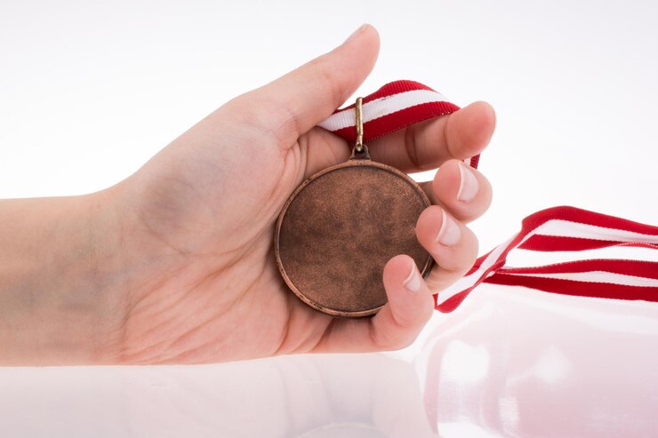 Photo hand holding medal