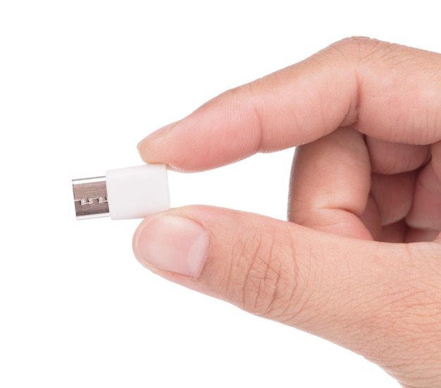 白い背景に分離された USB-C アダプターにマイクロ USB を持っている手