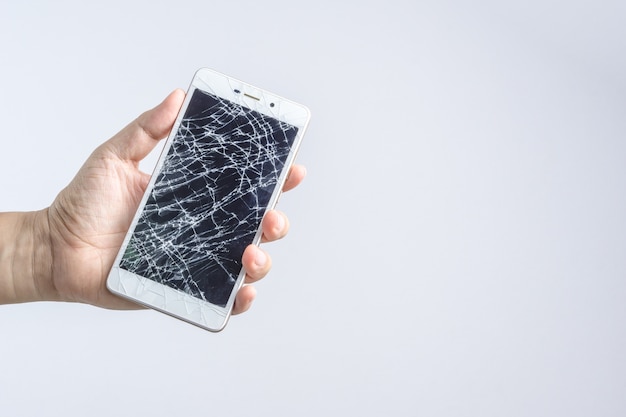Рука мобильного телефона с сломанным экраном