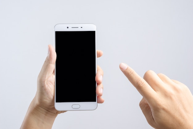 Рука с новым 6-дюймовым смартфоном с пустым экраном и указательным указательным пальцем