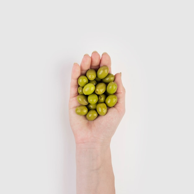 Photo hand holding organic olives