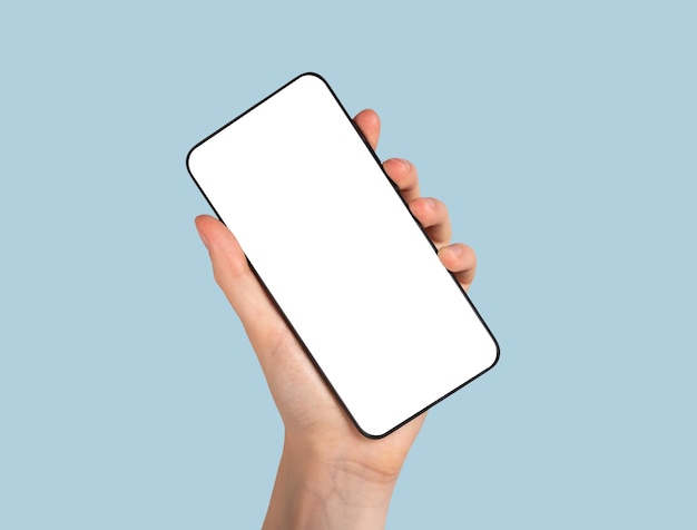 흰색 디스플레이가 있는 파란색 배경 스마트폰 템플릿의 회전된 위치에서 손을 잡고 전화 모형