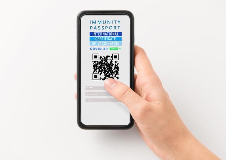 Photo hand holding phone with certificate of vaccination