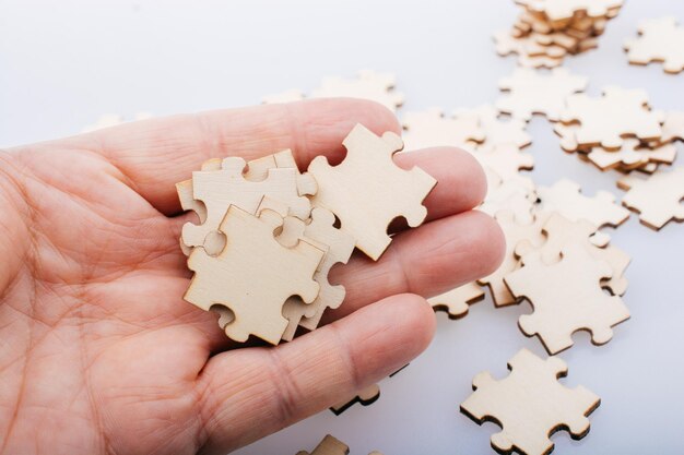 Photo hand holding piece of jigsaw puzzle as problem solution