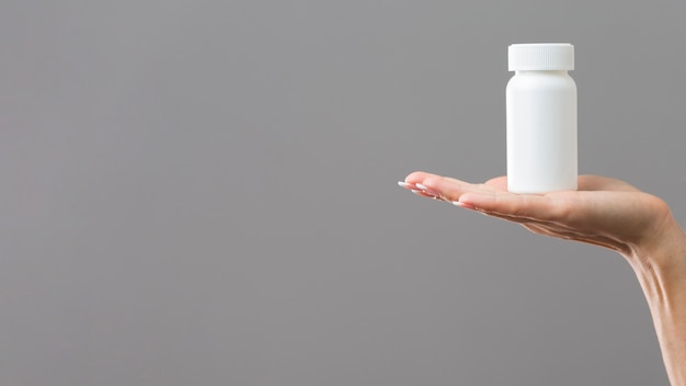 Photo hand holding pills with copy space