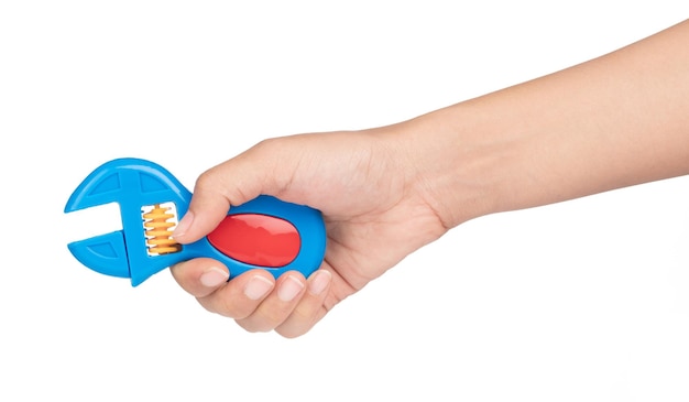 рука держит пластиковую игрушку с регулируемым гаечным ключом на белом фоне