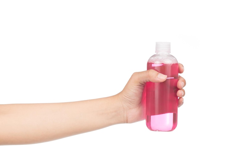 Photo hand holding plastic bottle isolated on white background