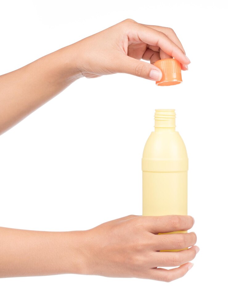 Photo hand holding plastic bottle isolated on white background