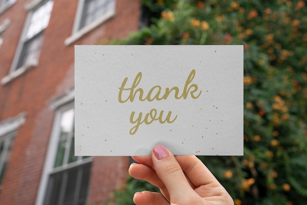 Photo hand holding professional thank you note