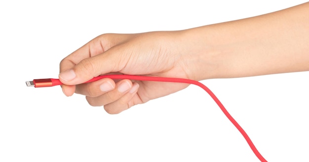 Foto mano che tiene il cavo usb rosso per smartphone isolato su sfondo bianco.