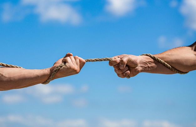 Foto mano che tiene una corda che si arrampica sulla corda forza e determinazione soccorso aiuto aiuto